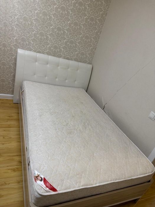 Кровать в Хорошем Состоянии