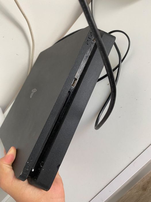 Vand PS4 Slim !!