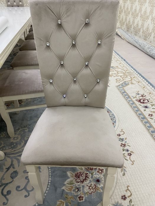 Стол и стулья для гостиной