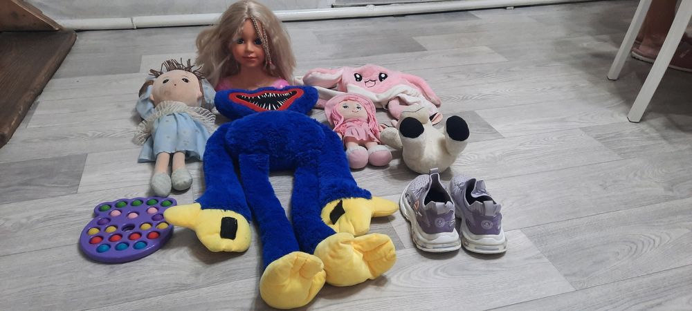 Отдам пакет игрушек и обувь размер 30-31.