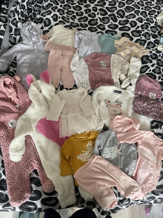 Lot haine aprox 40 piese, stare buna, 56-62 cm bebe 1-6 luni vedeti pozele
