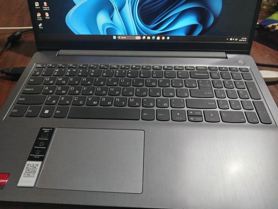 Lenovo ideapad 3 8/256ssd + 1tb hard