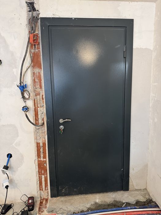 Метална блиндирана външна врата