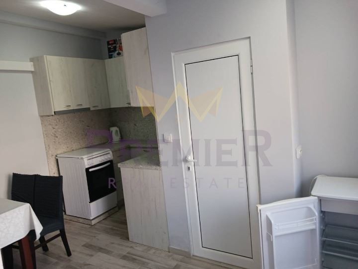 Дава се под наем Етаж от къща в Варна, Колхозен пазар - 80 кв.м за 295.8 € - Снимка #1