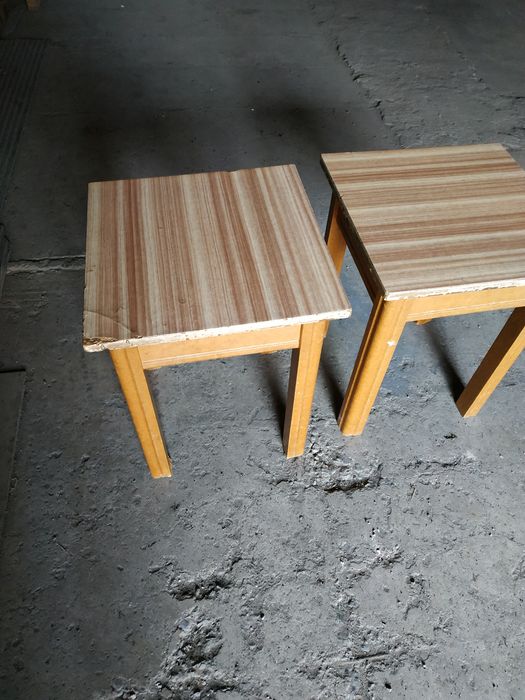 Продаются два стула.