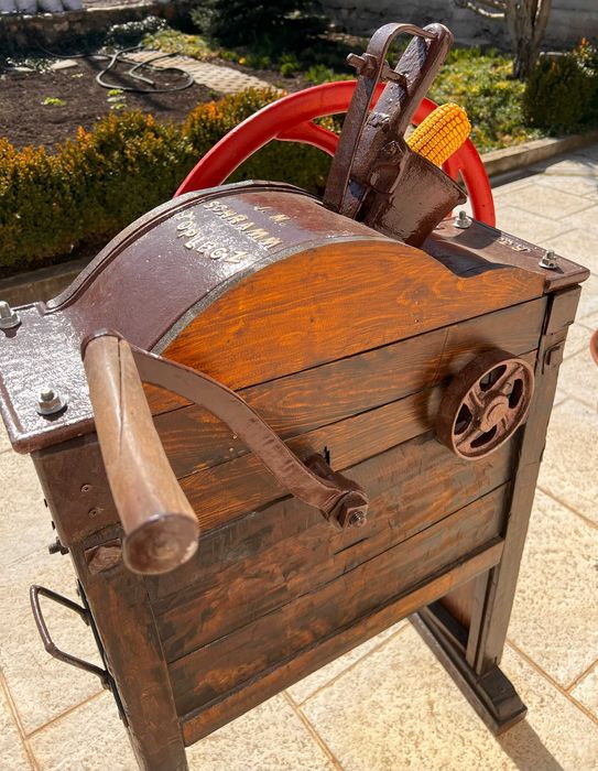 Старинна машина за ронене на царевица