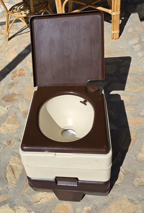 Малка химическа тоалетна