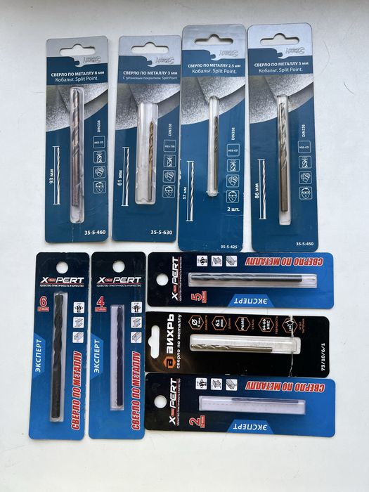 Ручная дрель новая со сверлами