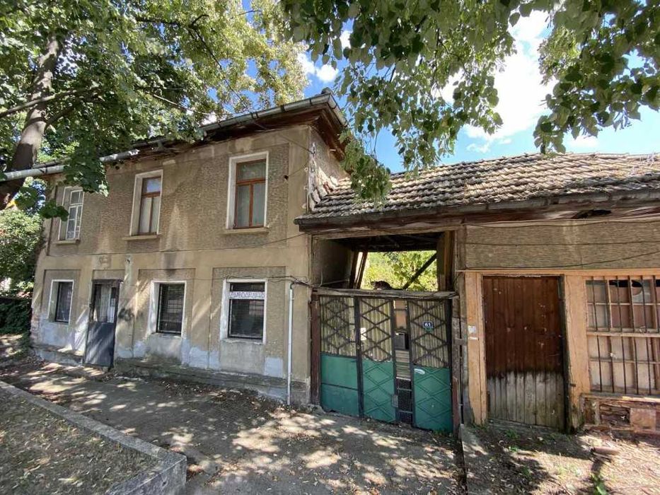 Голямо дворно място с къща в град Габрово изгодно