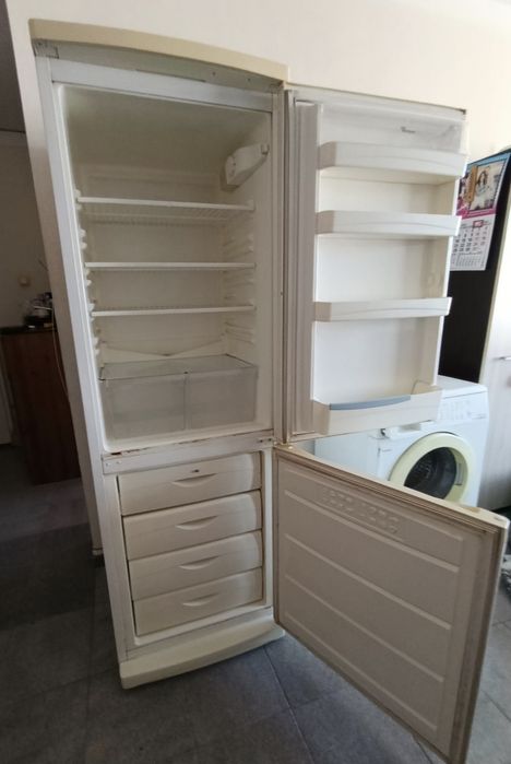 Продавам хладилник Whirpool