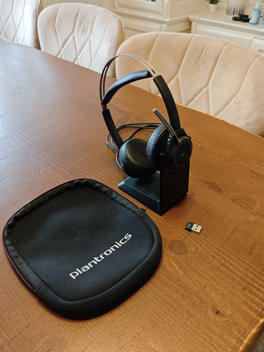 Căști wireless Plantronics Voyager Focus cu stand