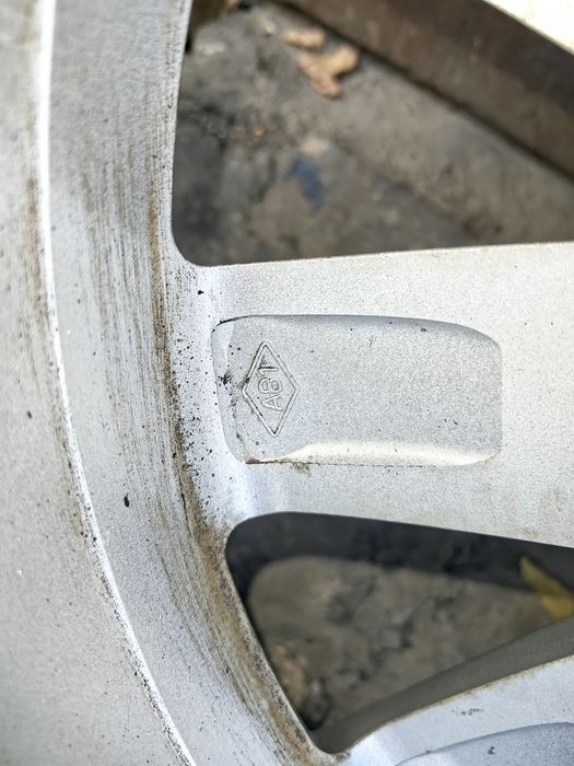 Продавам ляти джанти за Рено 16 цола с нови летни гуми 205/50/16 цола.