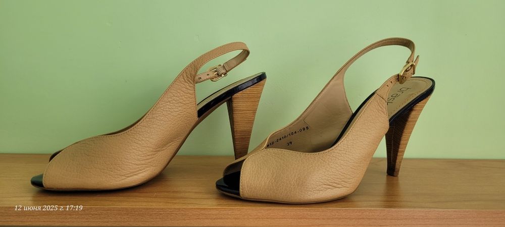 Босоножки кожанные.