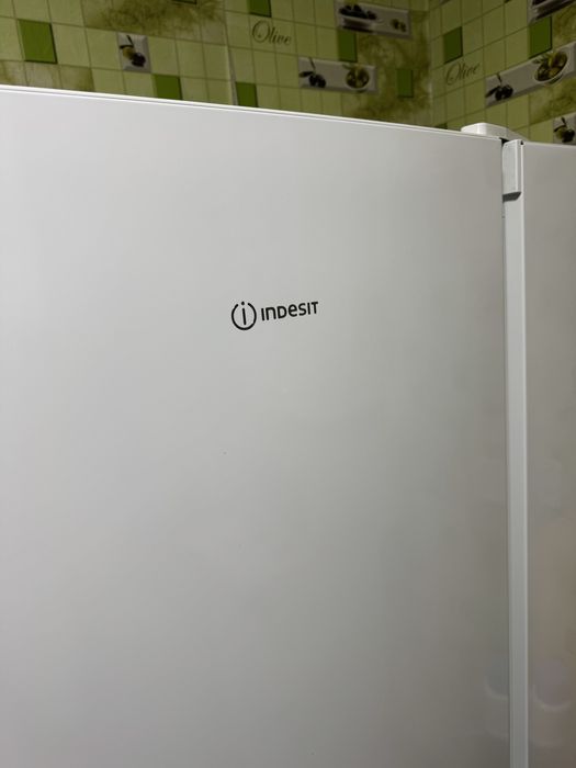 Проаю холодильник Indesit