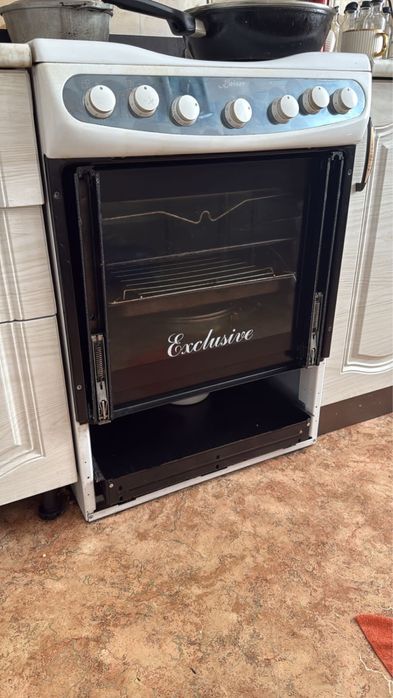 Продам срочно электрическую плиту Кайзер