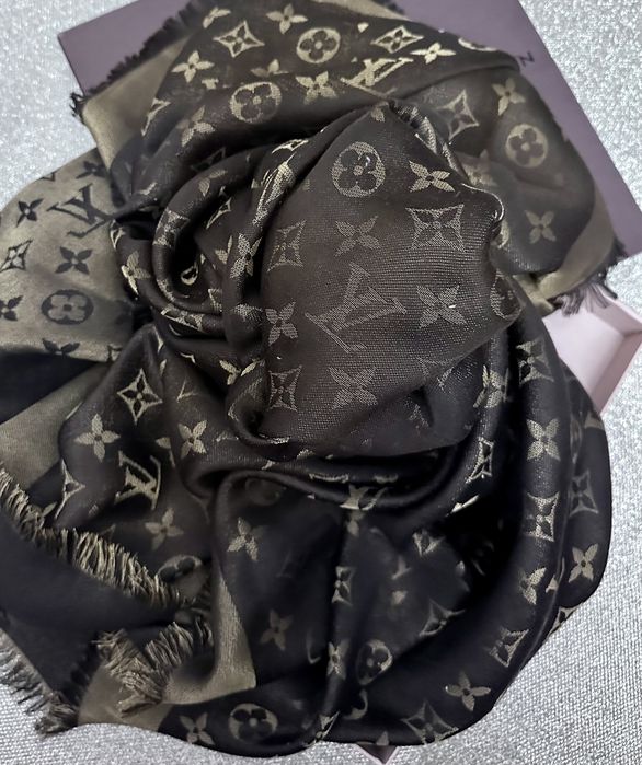 Красивый платок LV !