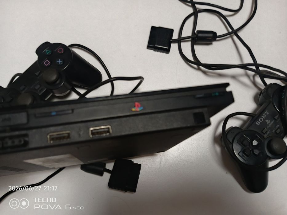 PlayStation 2 вместе с 2 джойстиками