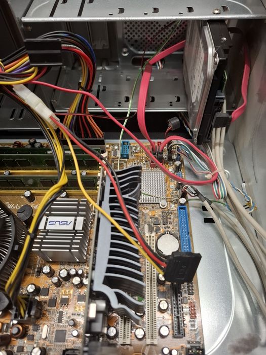 Sistem PC cu Windows XP desktop