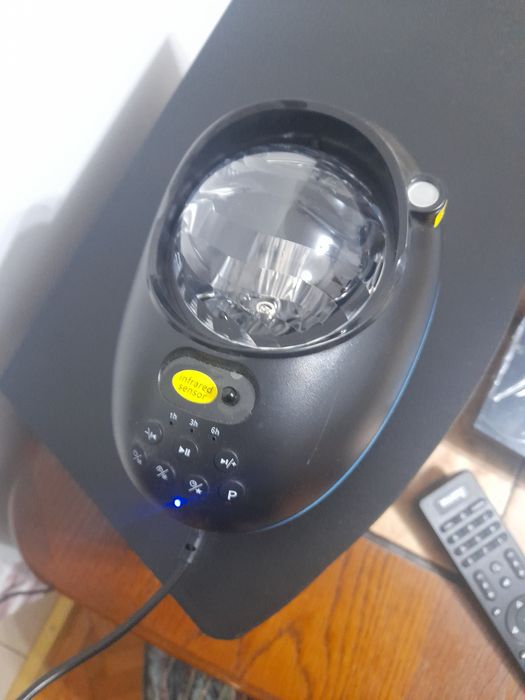 Vind boxa bluetooth noua cu lumini  ambientale cu telecomanda