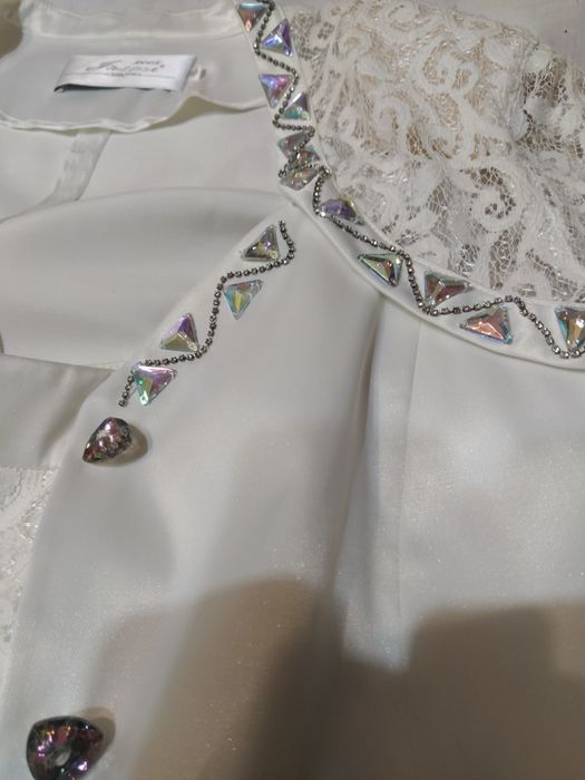 Продам праздничный белый  костюм