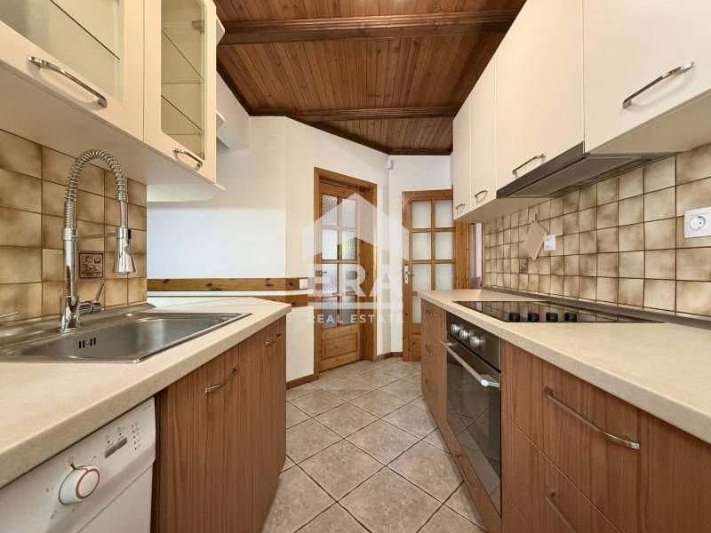 Чаровна къща с голям красиво озеленен двор под наем в кв. Симеоново