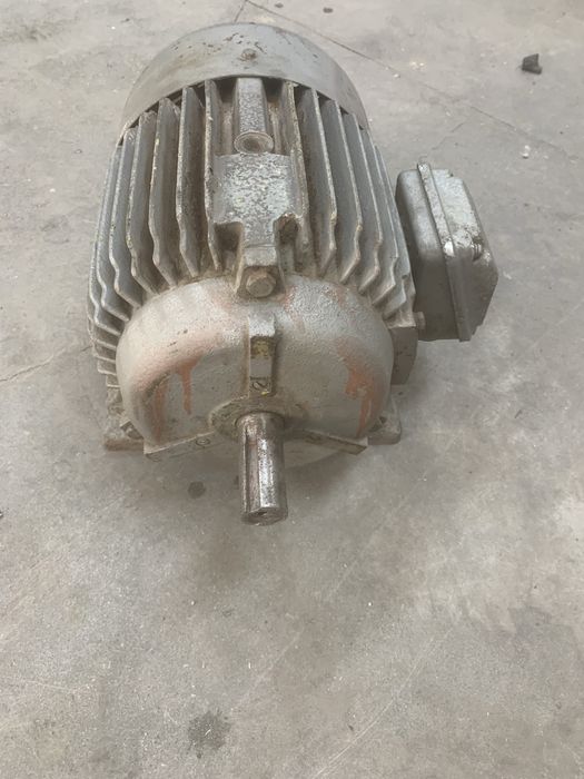 Motor trei fazic
