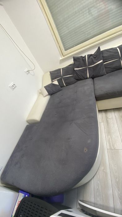 Ъглов диван.