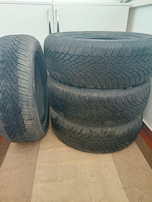 Продам зимние шины 215 55 R17