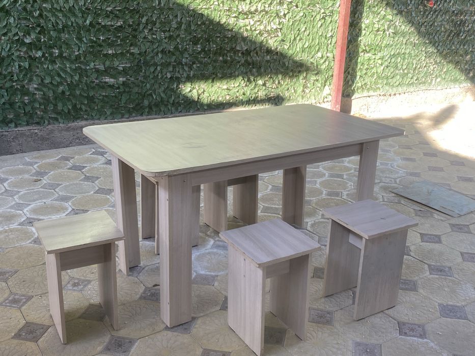 Новый деревянный стол с 4 табуретами (комплект)