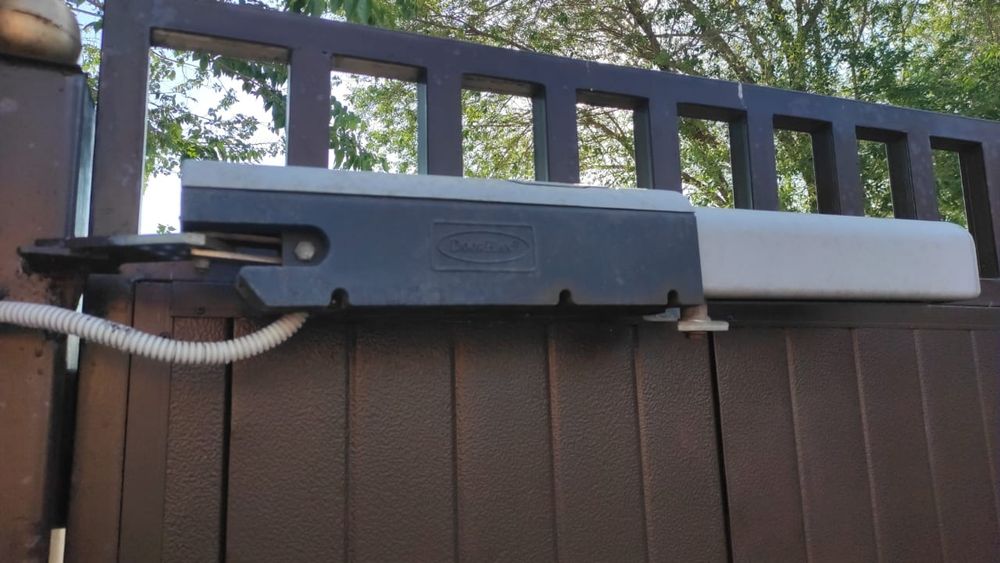 Ремонт секционных ворот,шлагбаумов.