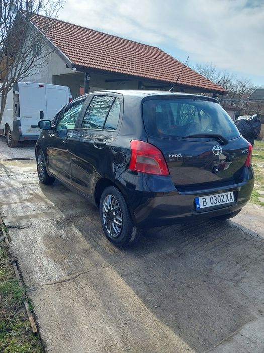 Тойота Ярис 1.0 бензин