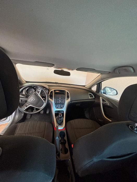 Opel Astra J 2011