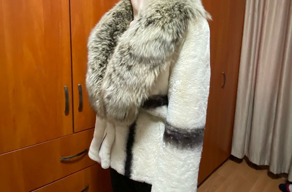 Продам полушубок, с песцом