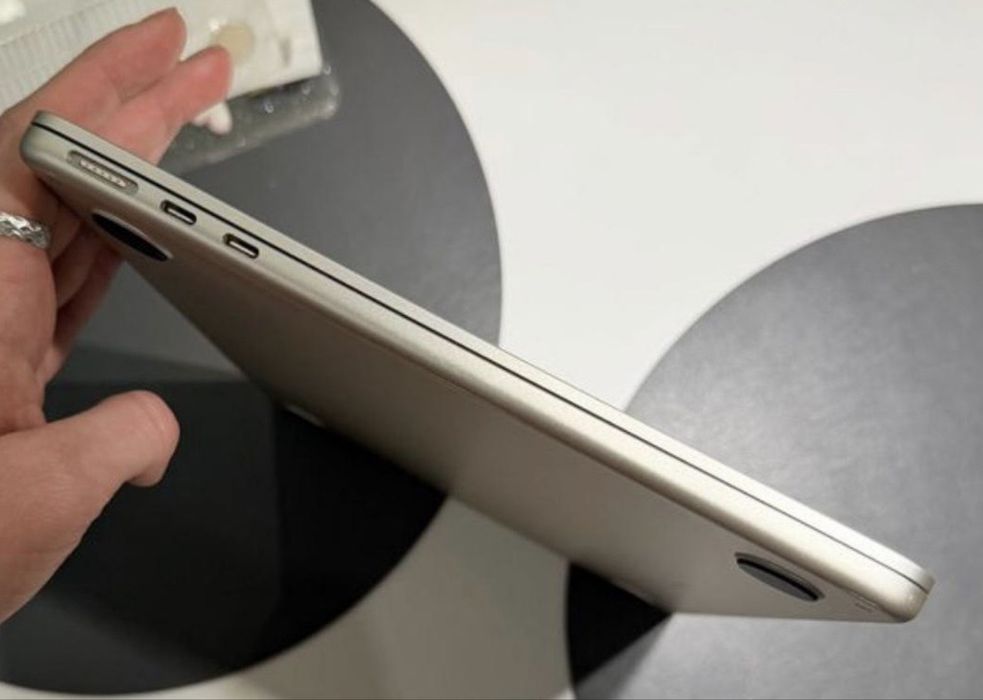 Продам MacBook Air 13 (Apple M2)
