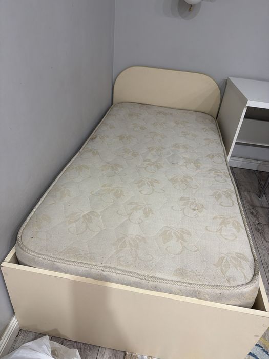 Продам две кровати и стол