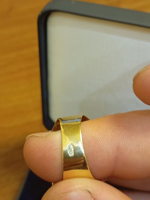 Золотой перстень 750 пробы с бриллиантом