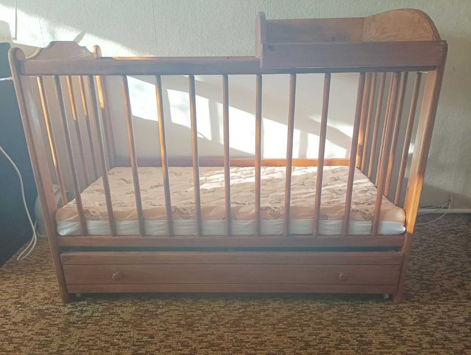Бебешка дървена кошара, нов. матрак.