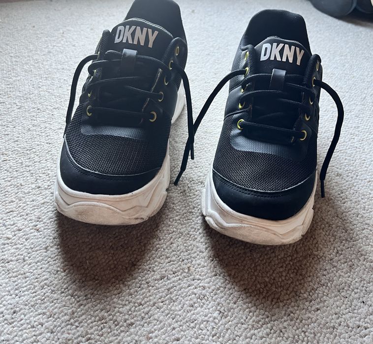 Vand diferite perechi de pantofi pentru baieti