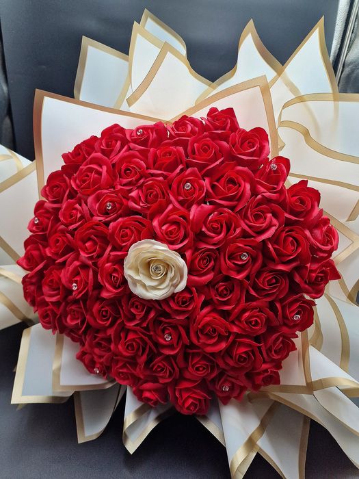 Buchet trandafiri de sapun in ambalaj bufant