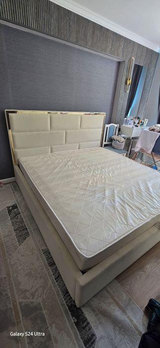 Двуспальная кровать