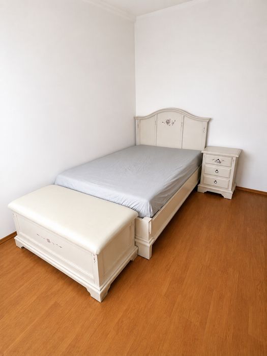 Mobila pentru dormitor din lemn ,crem cu model floral pictat