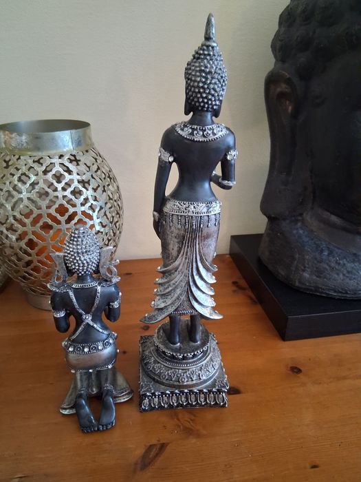 Продавам 2 статуи заедно на Буда, черна и сребърна, "Богиня Деви Тара"