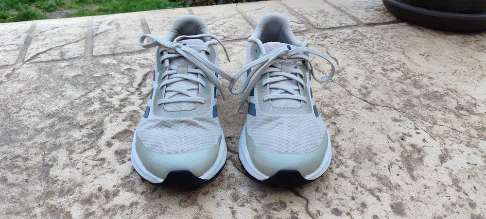 Adidași originali Adidas, mărimea 39 unisex - Perfecți pentru mișcare!