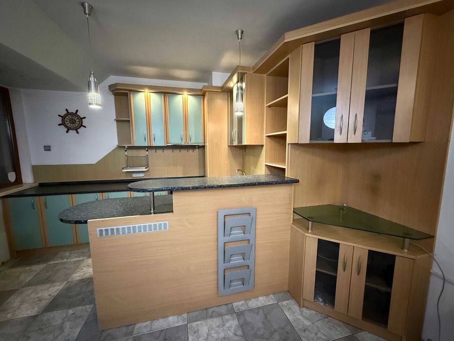 Ъглова кухна с барплод и ТВ щкаф