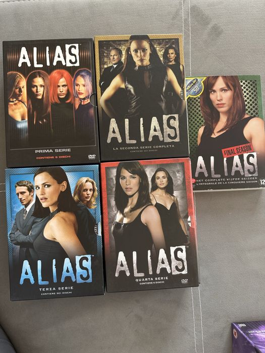 Сериали Big Bang Theory - Nikita - Homeland - Gotham - Scrubs и други