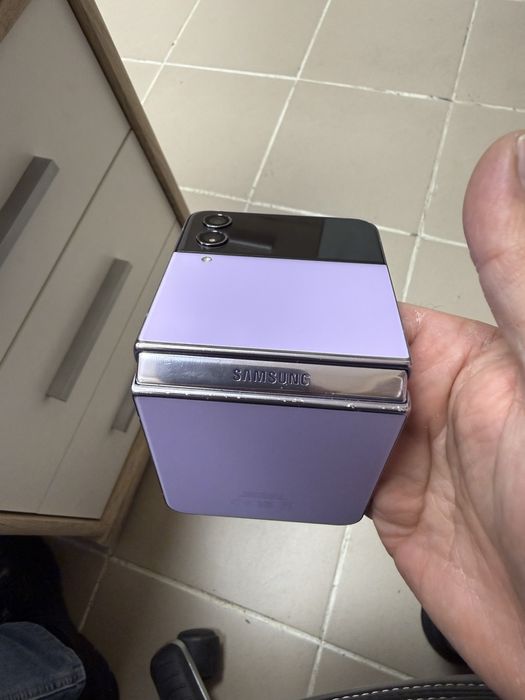 Samsung Galaxy Z Flip 4 - с дефект