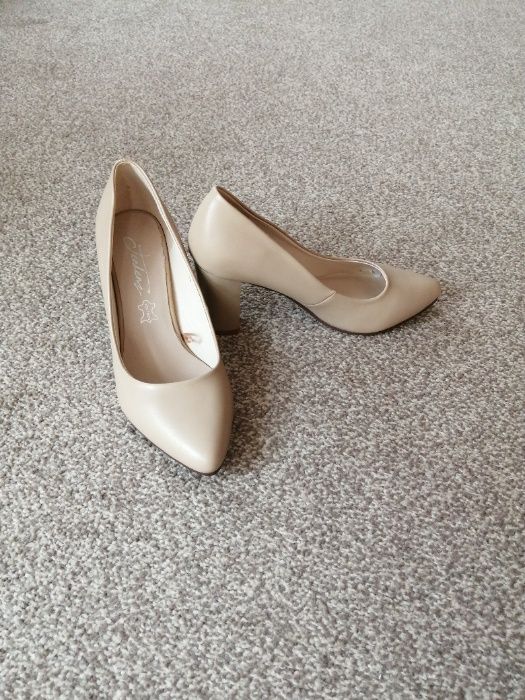 Продавам дамски обувки