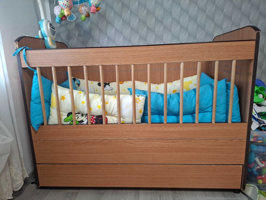 Pătuț din lemn bebeluș