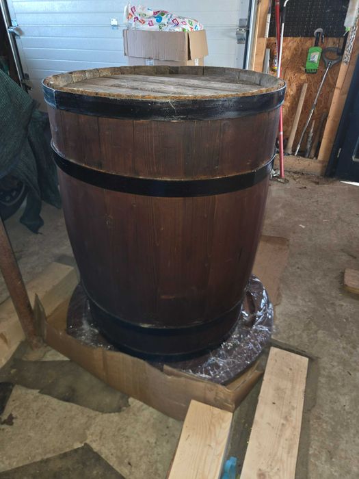 Masa din butoi de lemn vechi.