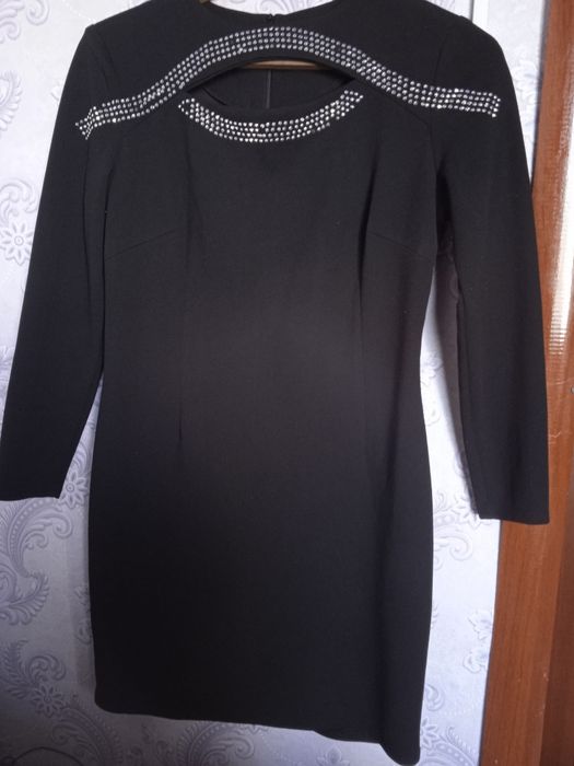 Продам новые платья , срочно .